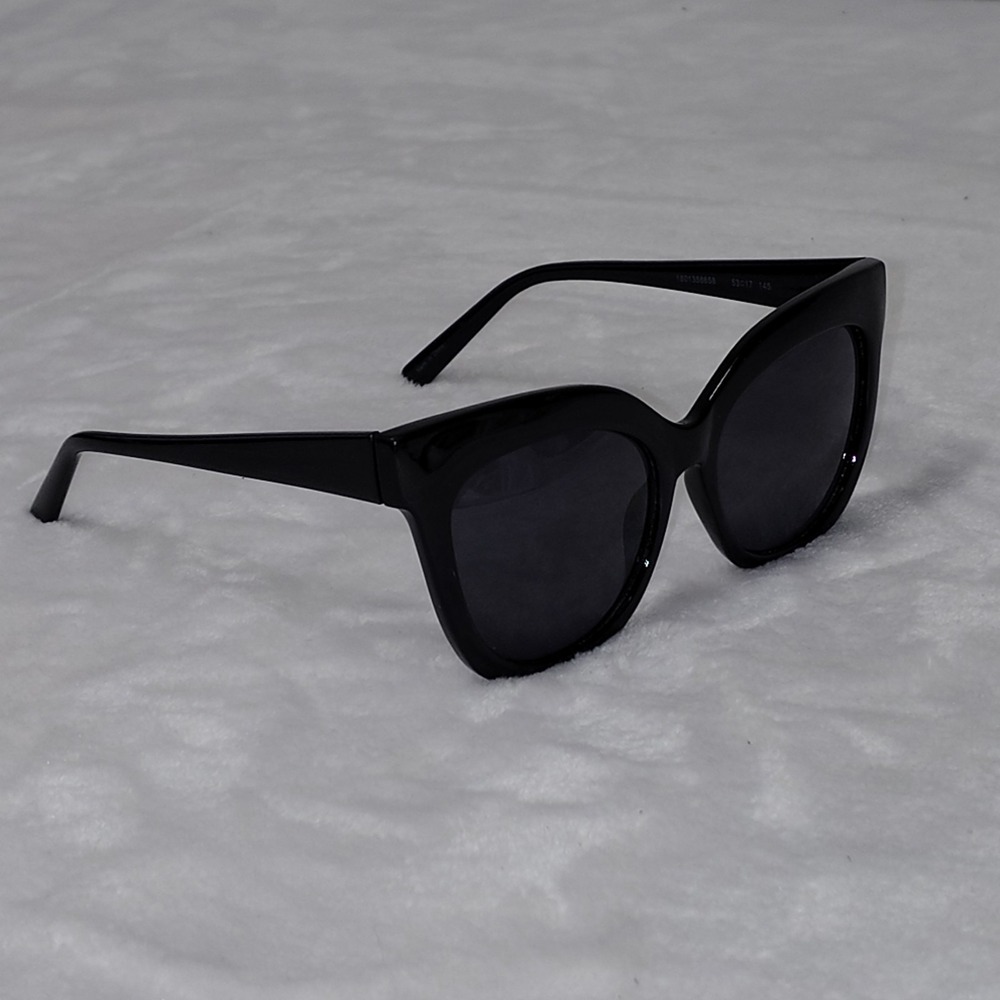 GAP Suzie Oversized Cat Eye Sunglasses Black Plastic Frame Dark Lenses - Picture 2 of 6
